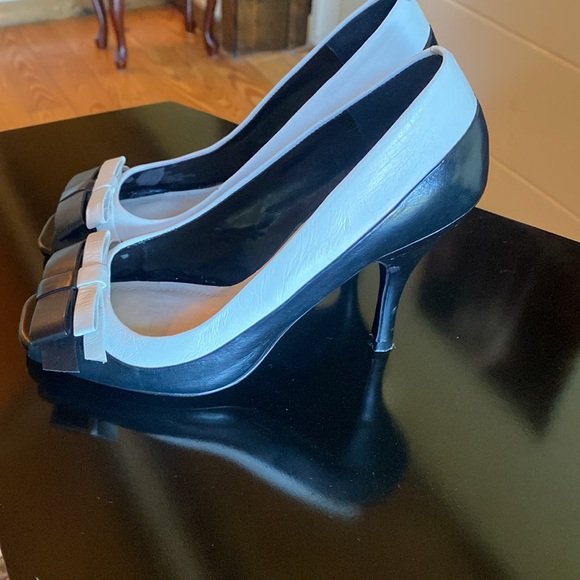 BCBGeneration black-and-white high heel open toe dress shoes - Picture 3 of 9